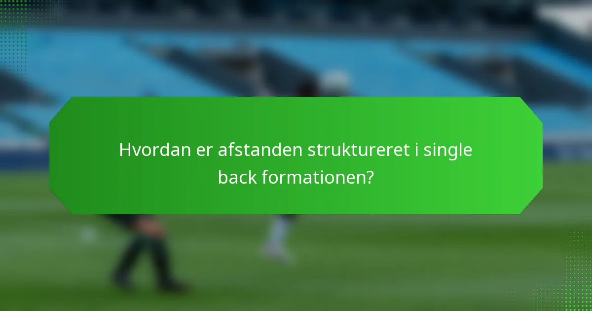 Hvordan er afstanden struktureret i single back formationen?